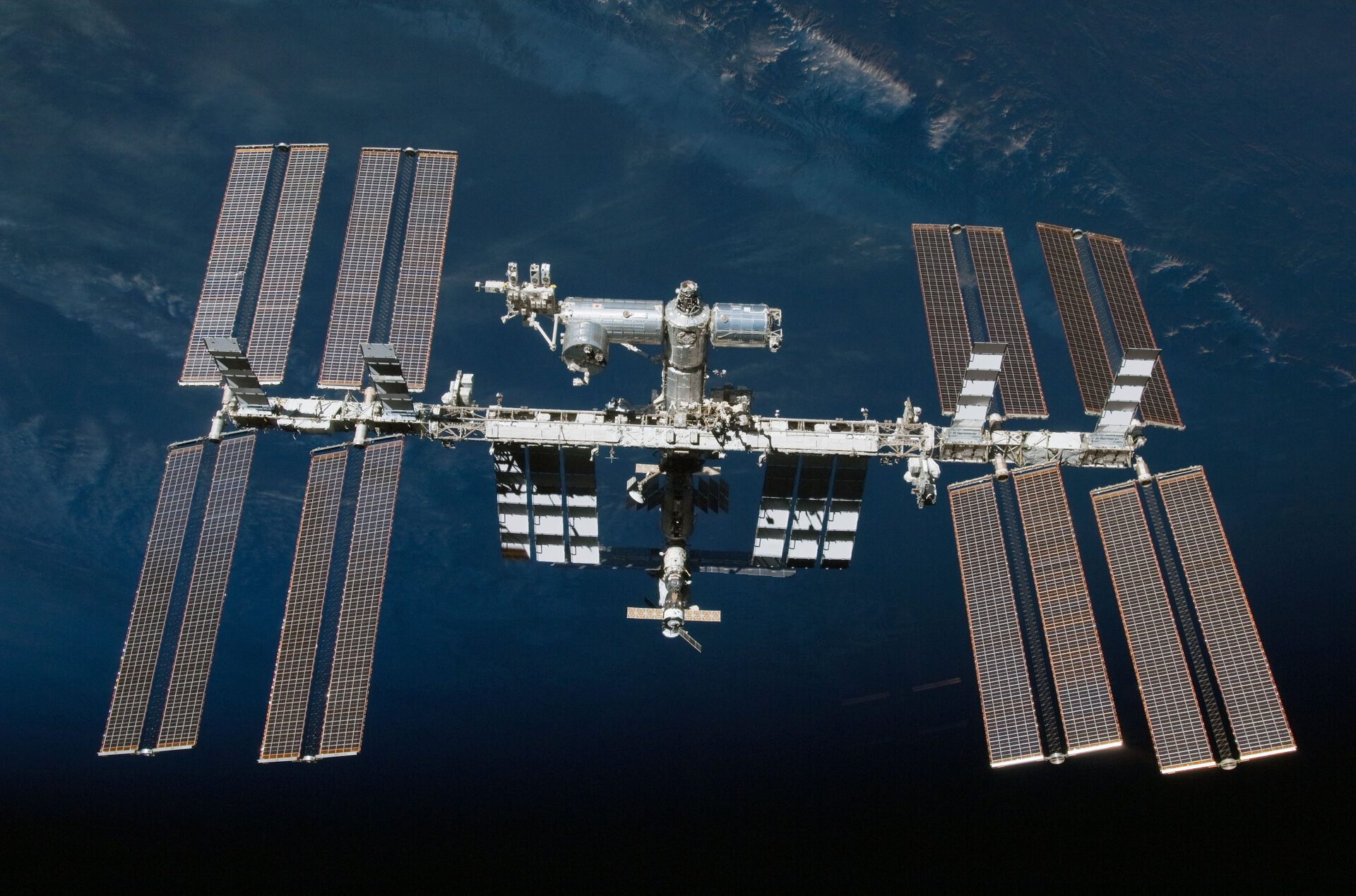 Op deze opname van het ISS vanuit de spaceshuttle Endeavour van afgelopen februari is Columbus rechtsboven te zien