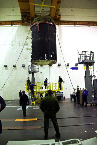 Lowering the space head module onto a platform