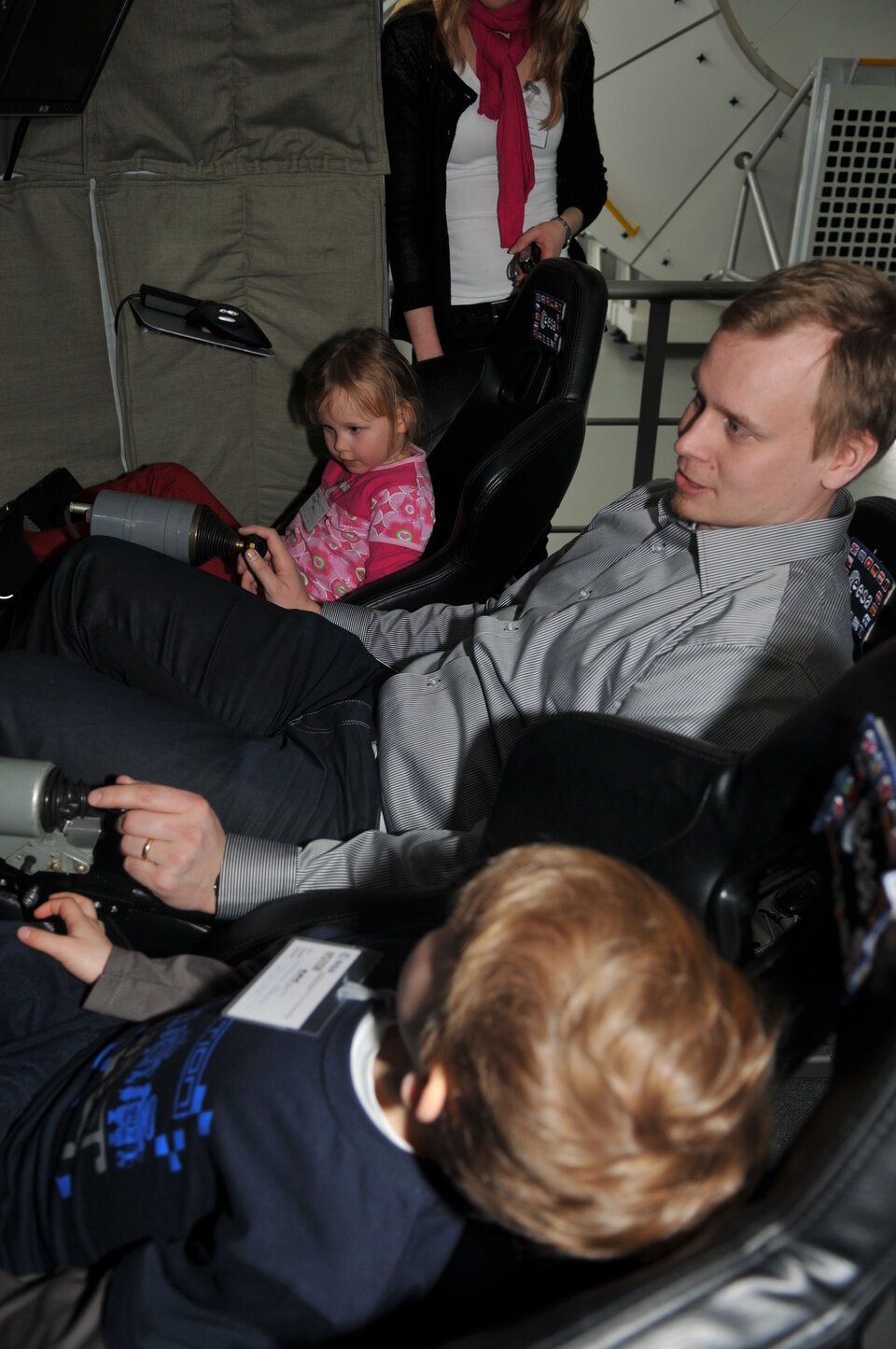 Esa with his family in the Soyuz simulator