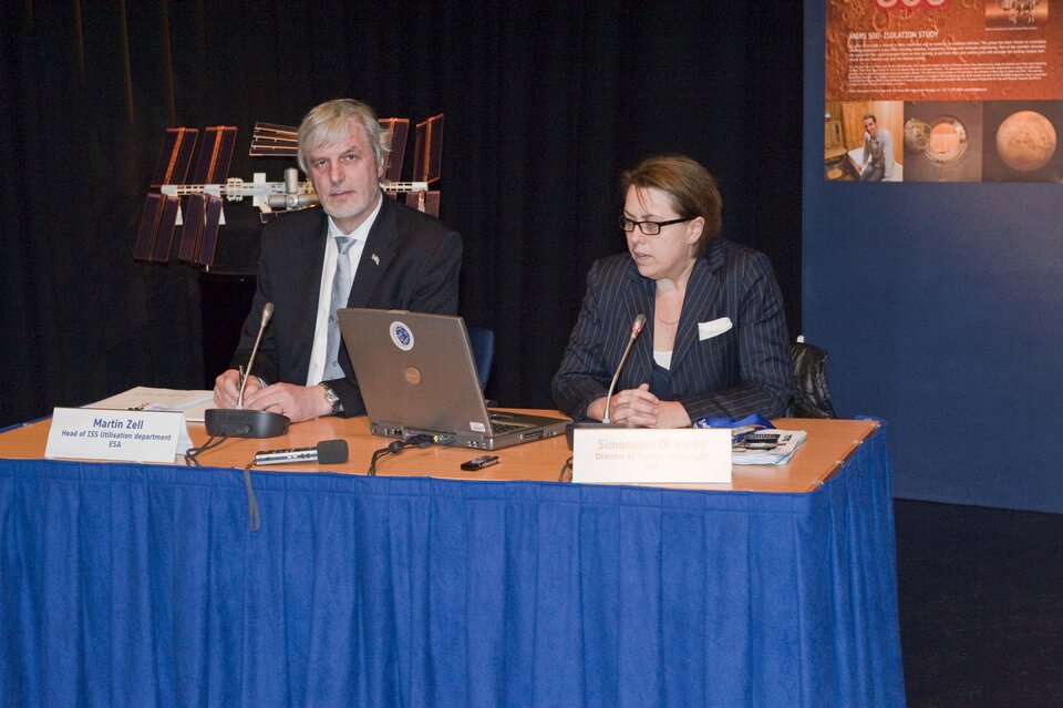 Simonetta Di Pippo and Martin Zell at the press conference