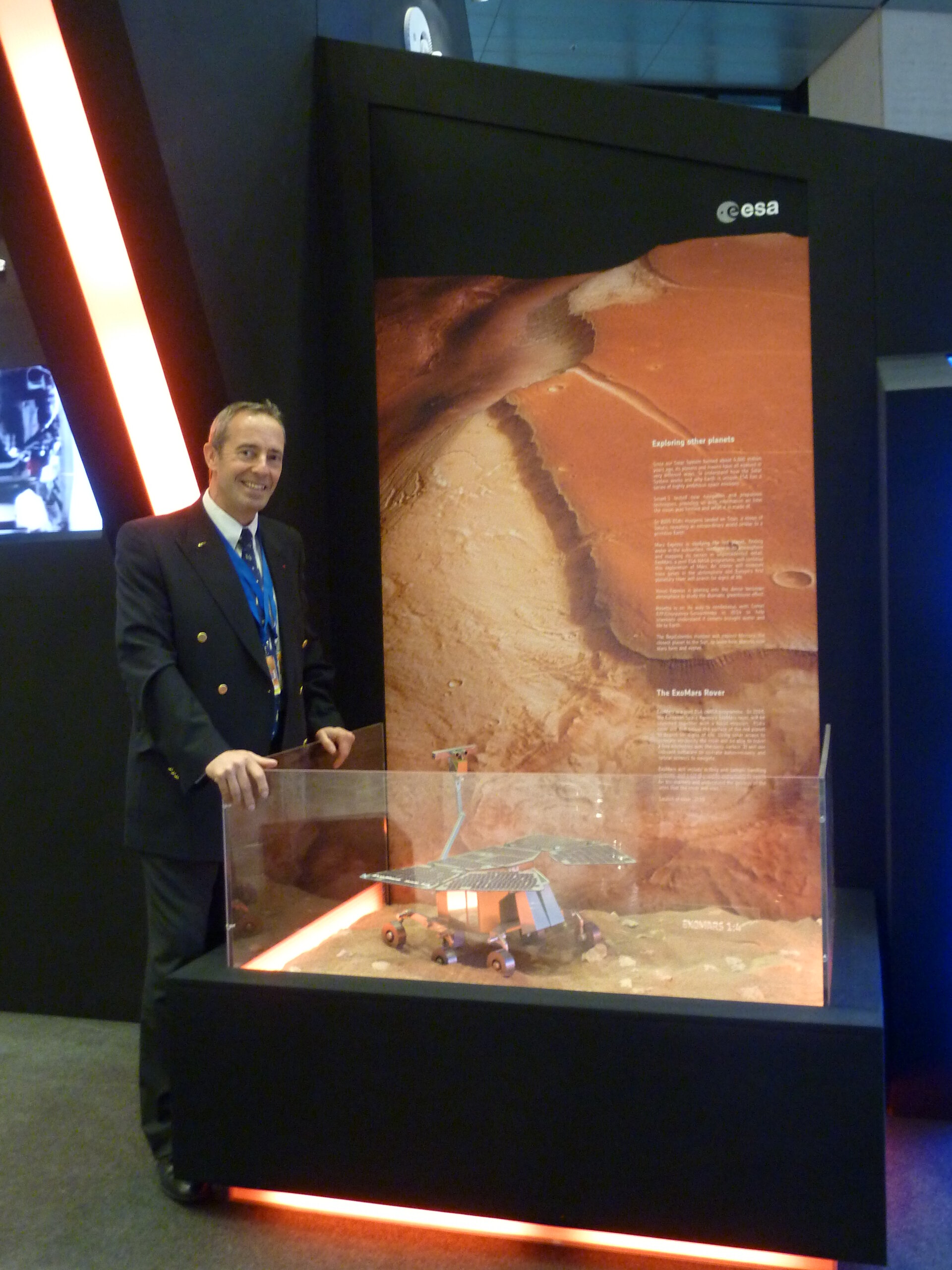 Astronauta de la ESA Jean François Clervoy en el stand de la ESA