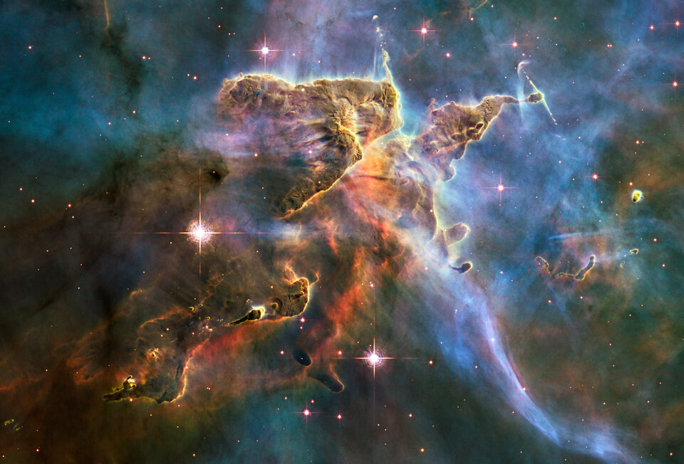 El Hubble fotografía un ‘paisaje’ espectacular en la Nebulosa de Carina