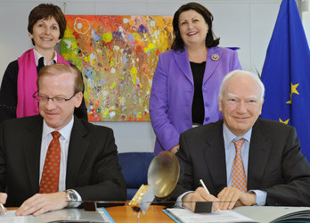 Inmarsat and EIB sign finance agreement