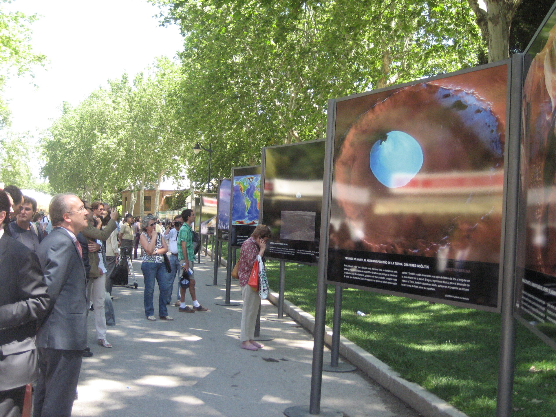 Exposición "Espacio y Desarrollo sostenible" en la Feria del Libro de Madrid