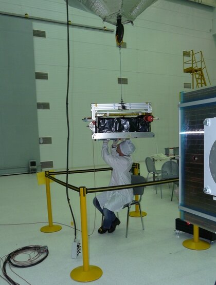 Prisma-satelliterna färdigställs inför uppsändningen 15 juni.