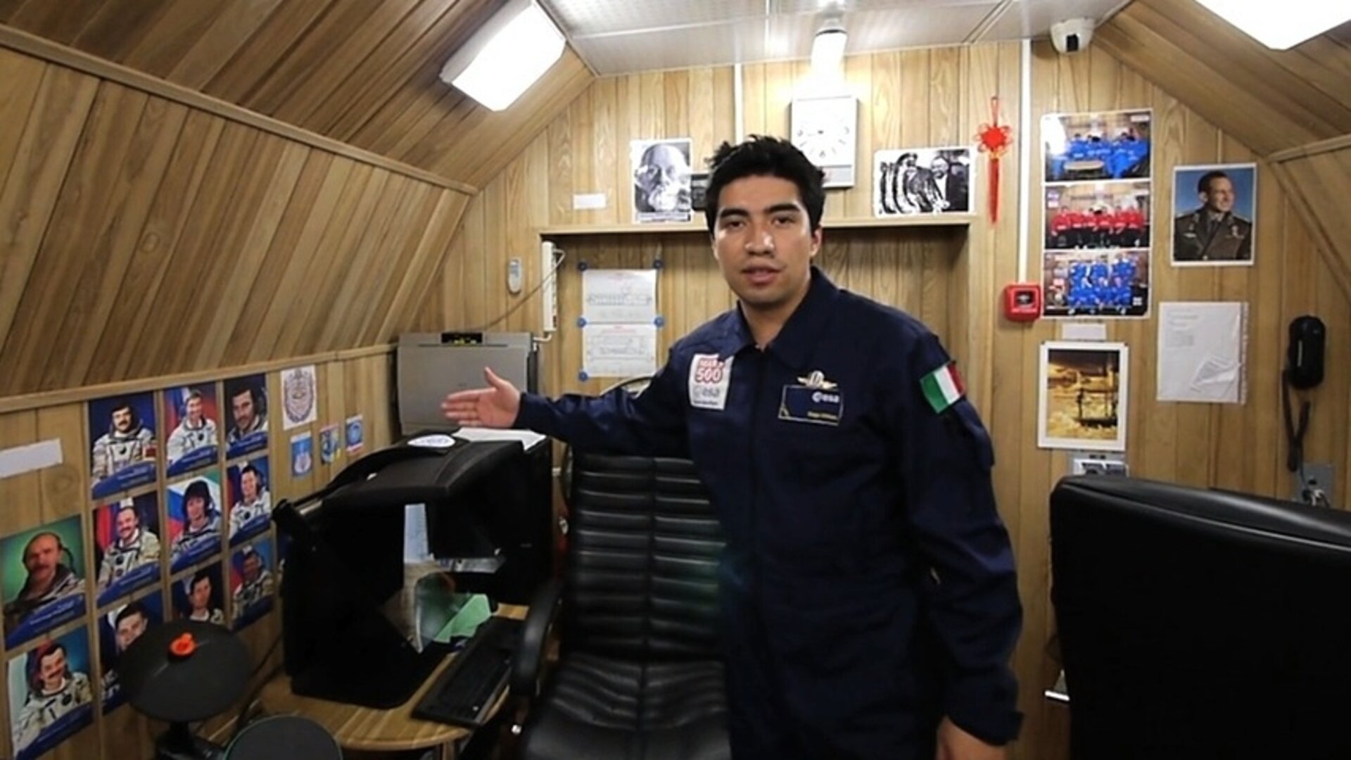Diego Urbina enseñando las instalaciones de Mars500