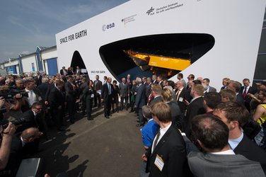 ILA 2010 : Visit of Angela Merkel to the Joint Space Pavillon 'Space for Earth'