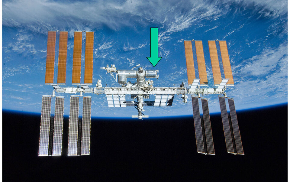 Het instrument SOLSPEC, dat vanuit het B.USOC wordt opgevolgd, bevindt zich op een extern platform van Europa's ruimtelaboraorium Columbus (pijl)