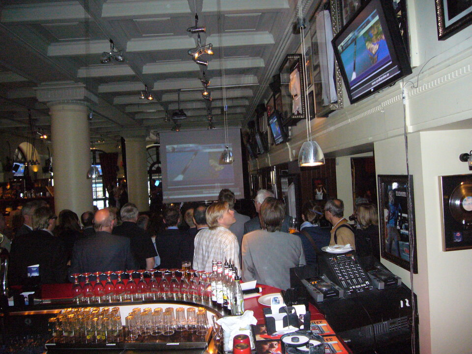 Många intresserade hade samlats framför skärmarna på Hard Rock Café.