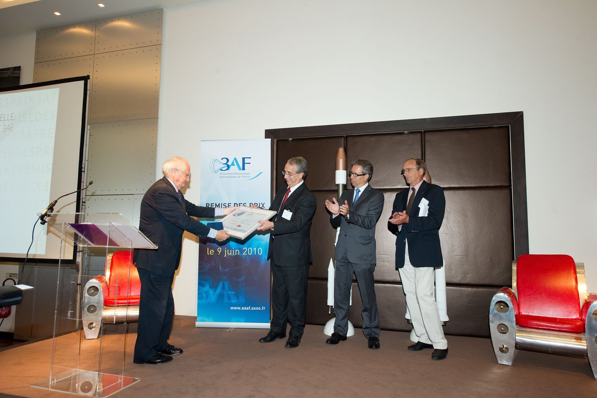 La ceremonia de entrega del AAAF Grand Prix 2010 a Herschel y a Planck