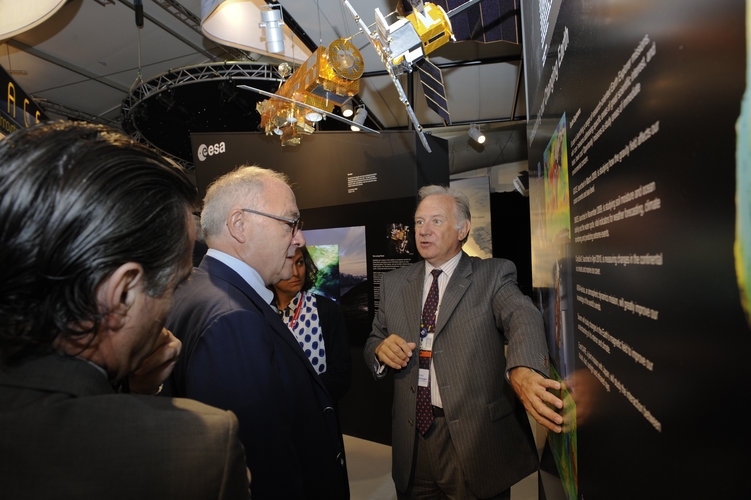 Jean-Jacques Dordain and Stephen Briggs discussing the first GOCE geoid