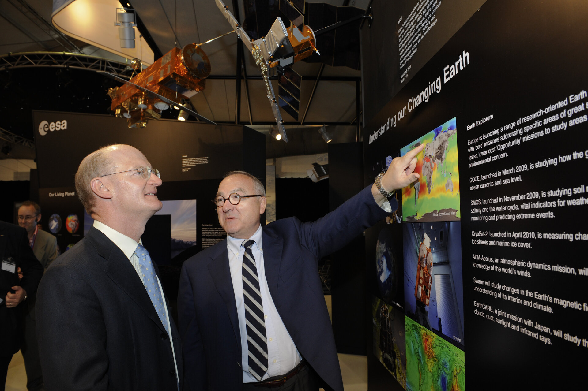 Jean-Jacques Dordain presents the first Earth Explorer mission results to David Willetts