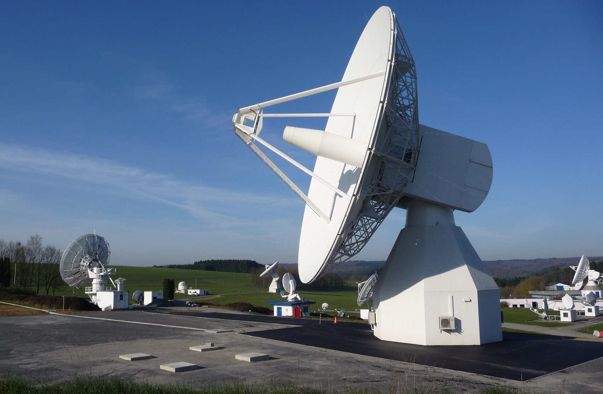 Propriété de la Commission, la grande parabole de la station ESA de Redu pour les tests Galileo en bande L