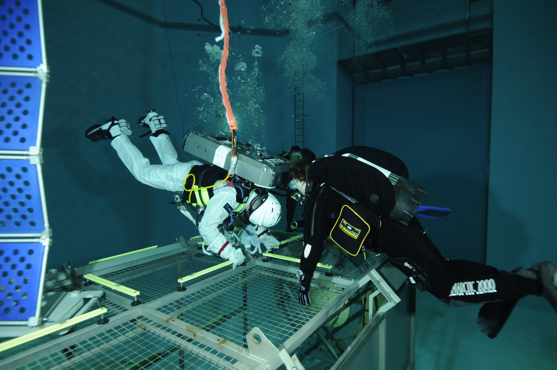 Alexander Gerst during training in the Neutral Buoyancy Facility at EAC