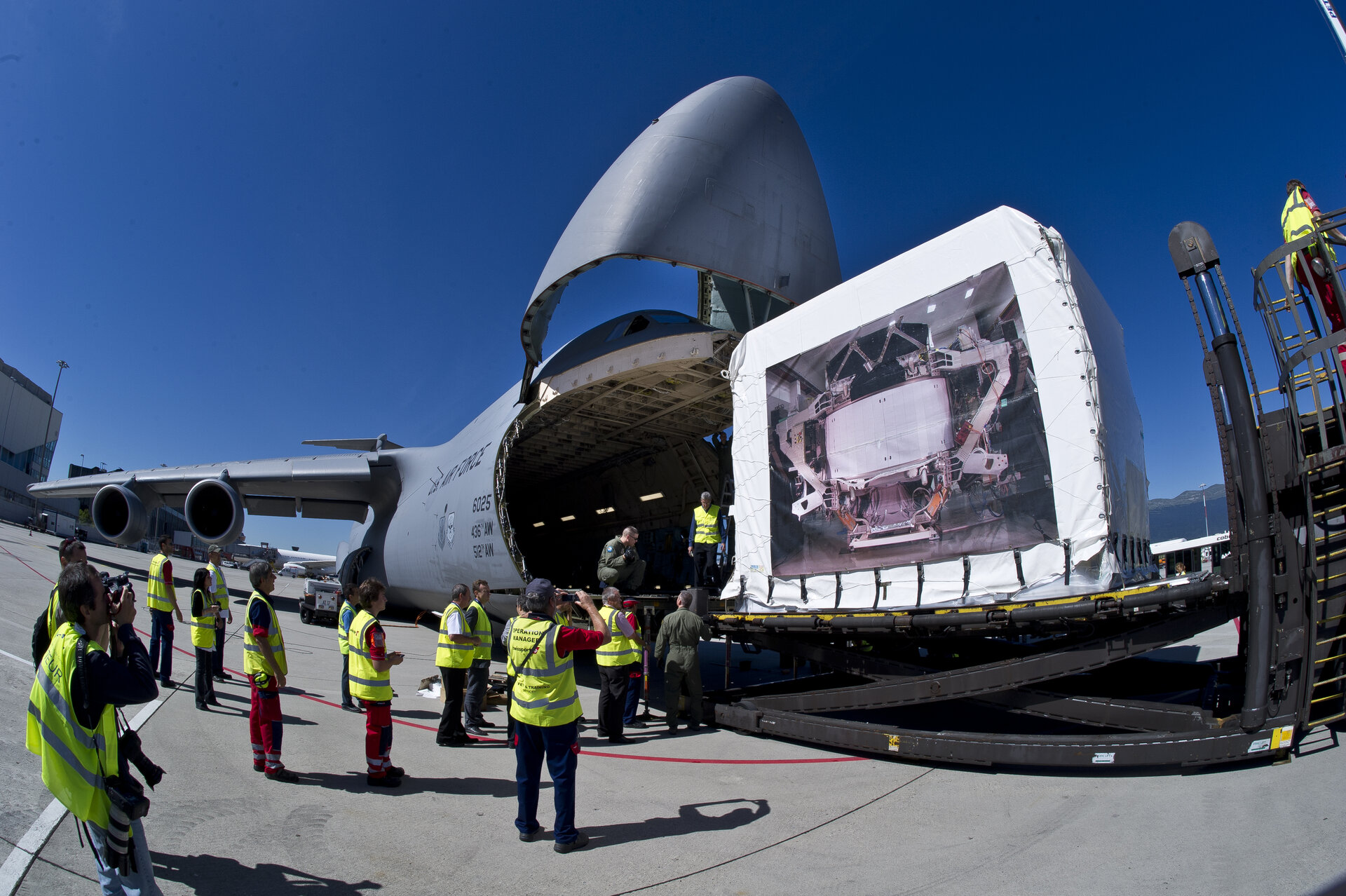 Embarque del AMS-02 en el avión de las Fuerzas Aéreas Estadounidenses