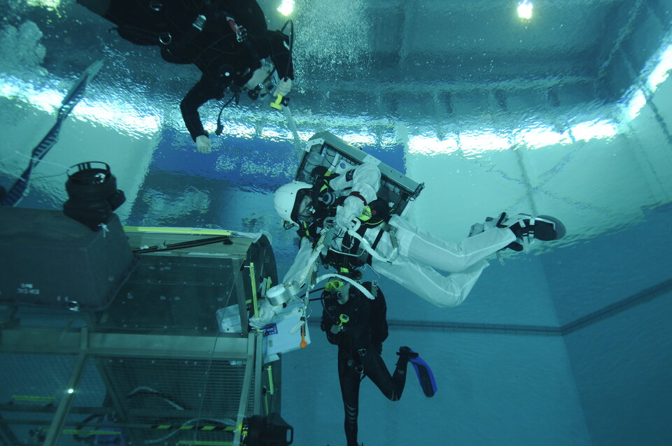 Andreas Mogensen in der Neutral Buoyancy Facility 