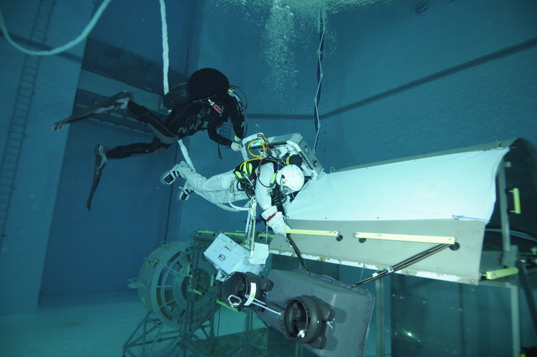 Luca Parmitano during training  in the Neutral Buoyancy Facility at EAC