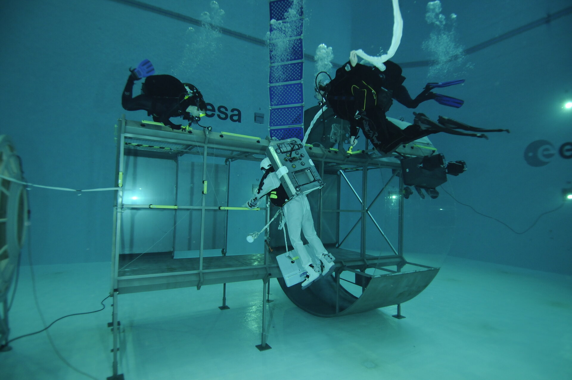 Luca Parmitano during training  in the Neutral Buoyancy Facility at EAC