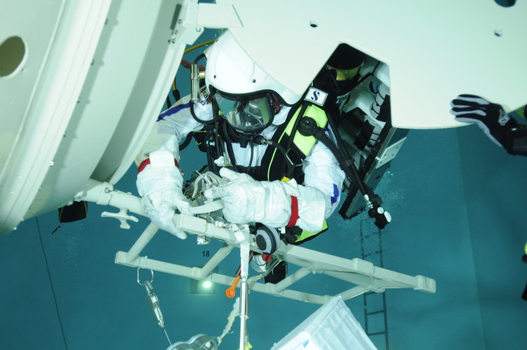 Samantha Cristoforetti during training  in the Neutral Buoyancy Facility at EAC