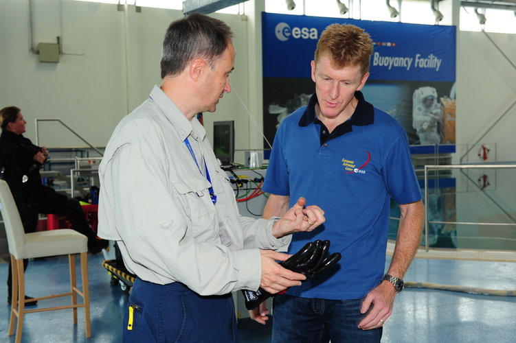 Test director Hervé Stevenin and Timothy Peake during training  in the Neutral Buoyancy Facility at EAC