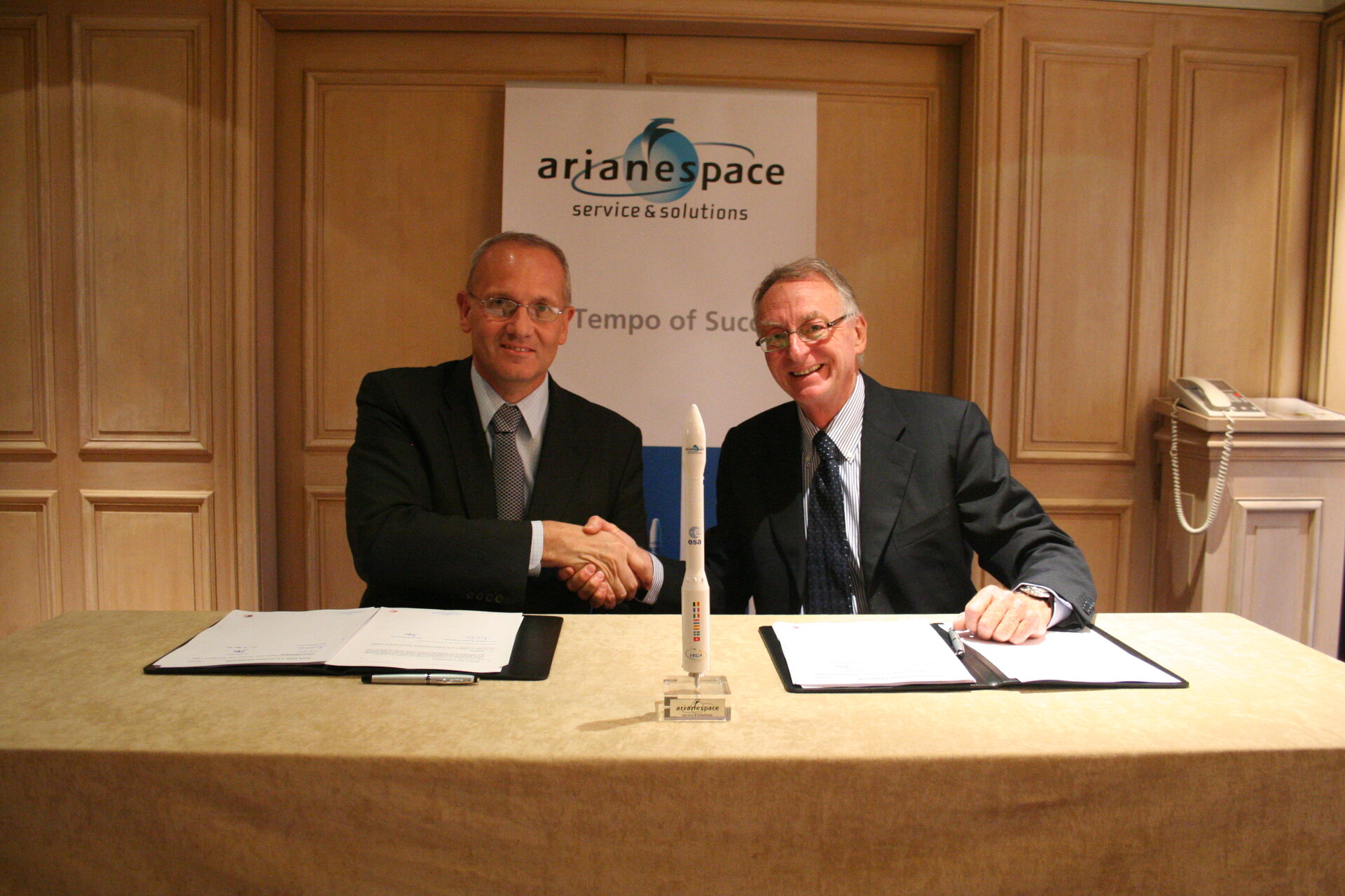 Antonio Fabrizi, Director de Lançadores da ESA e Jean-Yves Le Gall, Director Executivo da Arianespace