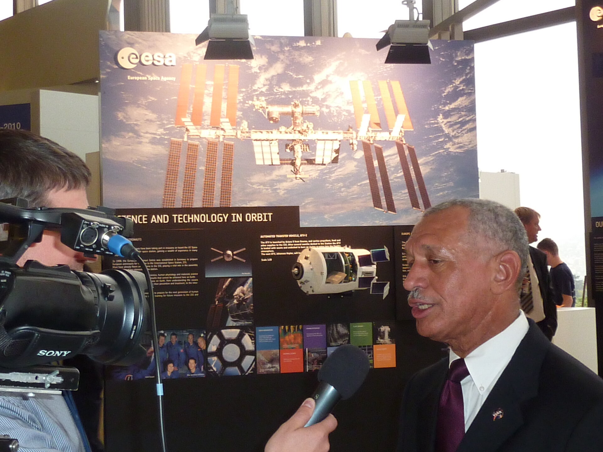 Press interview with Charles Bolden on the ESA stand