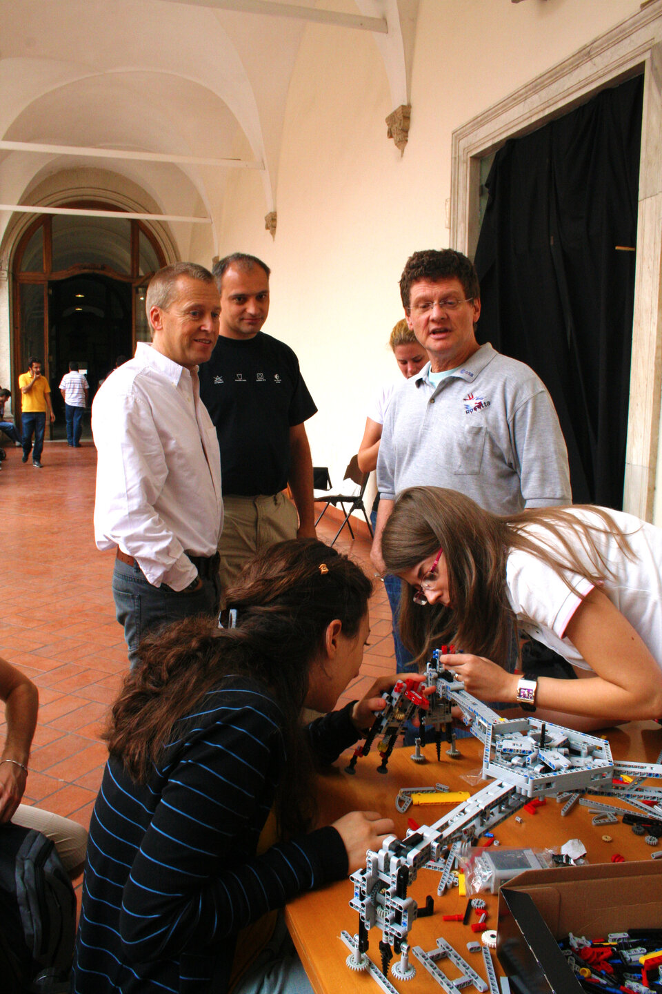 Studenti pracují na modelu sondy Rosetta.