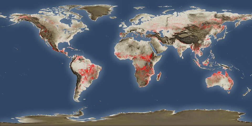 Metsäpalot maailmassa vuosina 1996-2010 näkyvät kuvassa punaisina