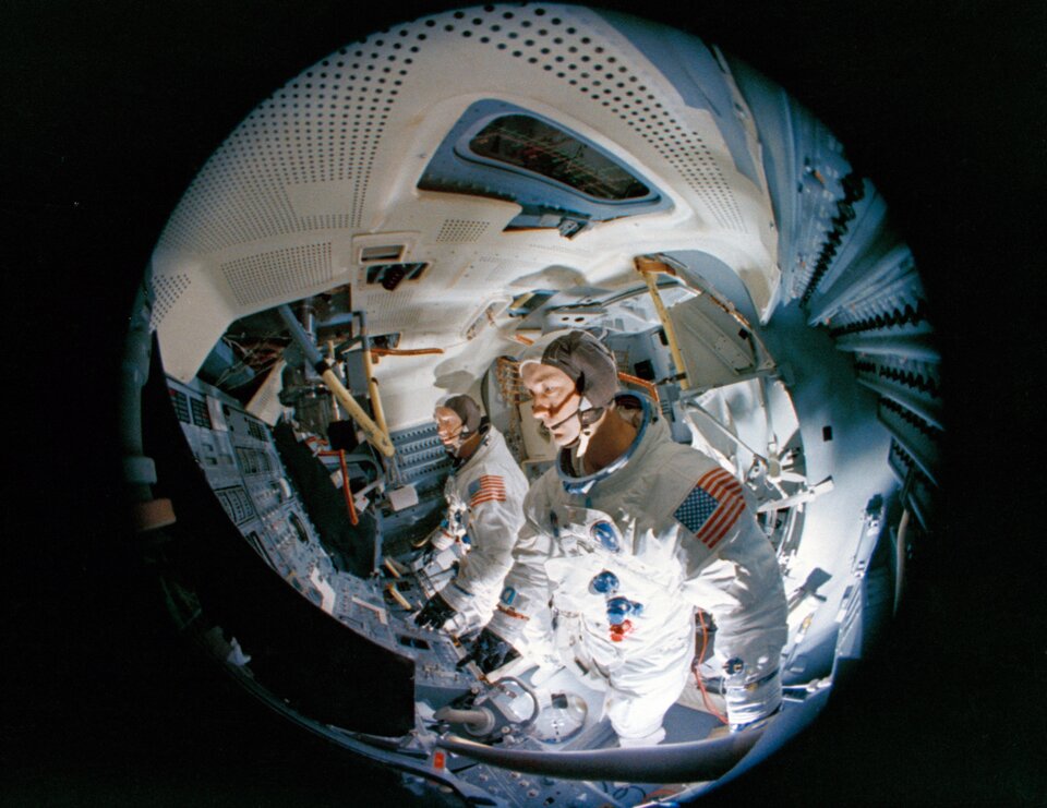 Les astronautes Rusty Schweickart et James McDivitt d'Apollo 9 à l'entraînement en simulateur