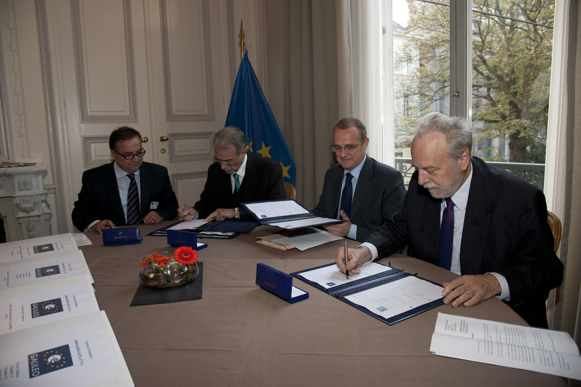 Signature du contrat pour le lot n°6 de Galileo