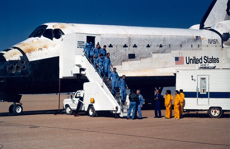 STS-61A crew leave the Shuttle after smooth landing