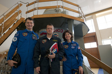 Crew in front of the Soyuz TMA simulator