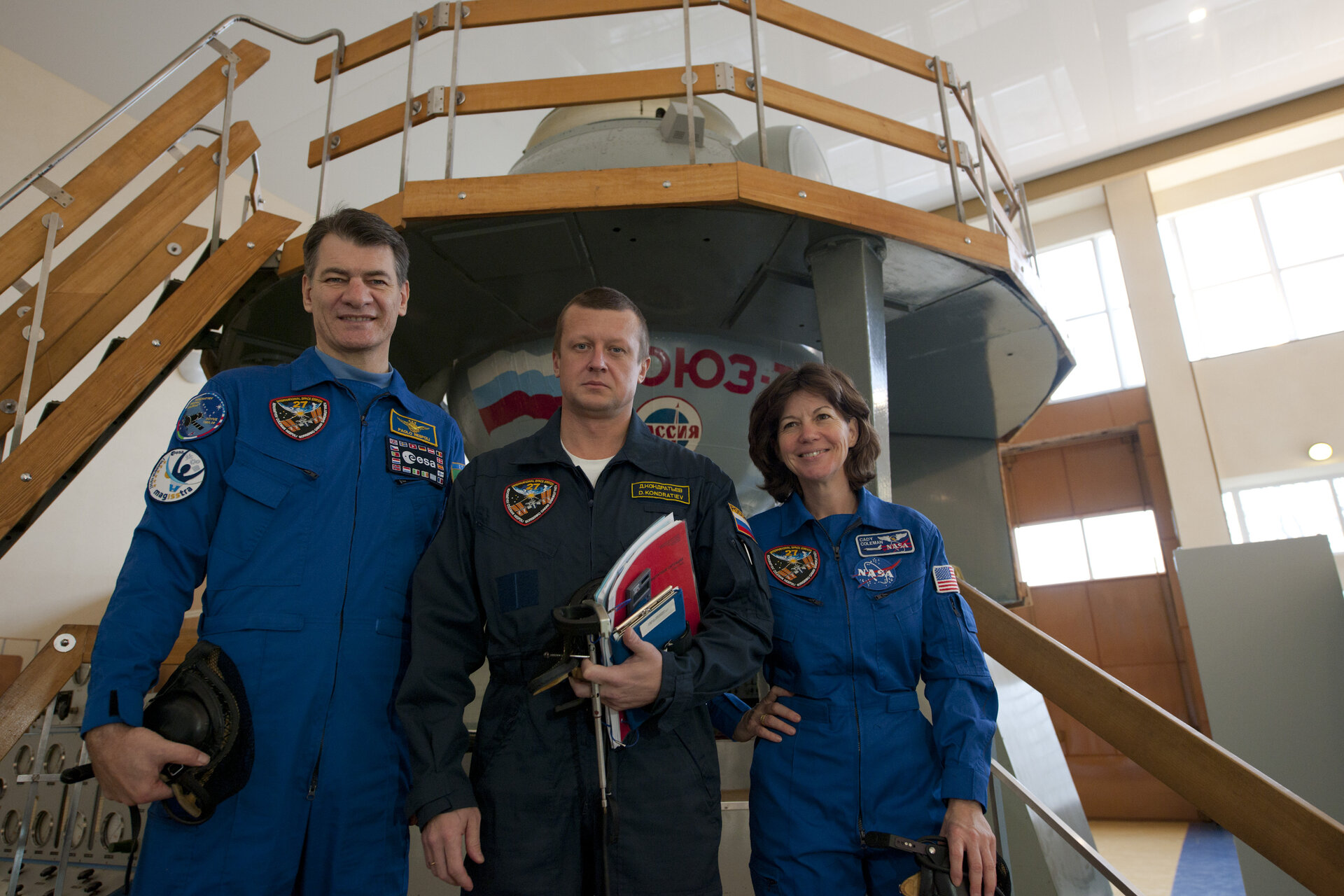 Crew in front of the Soyuz TMA simulator