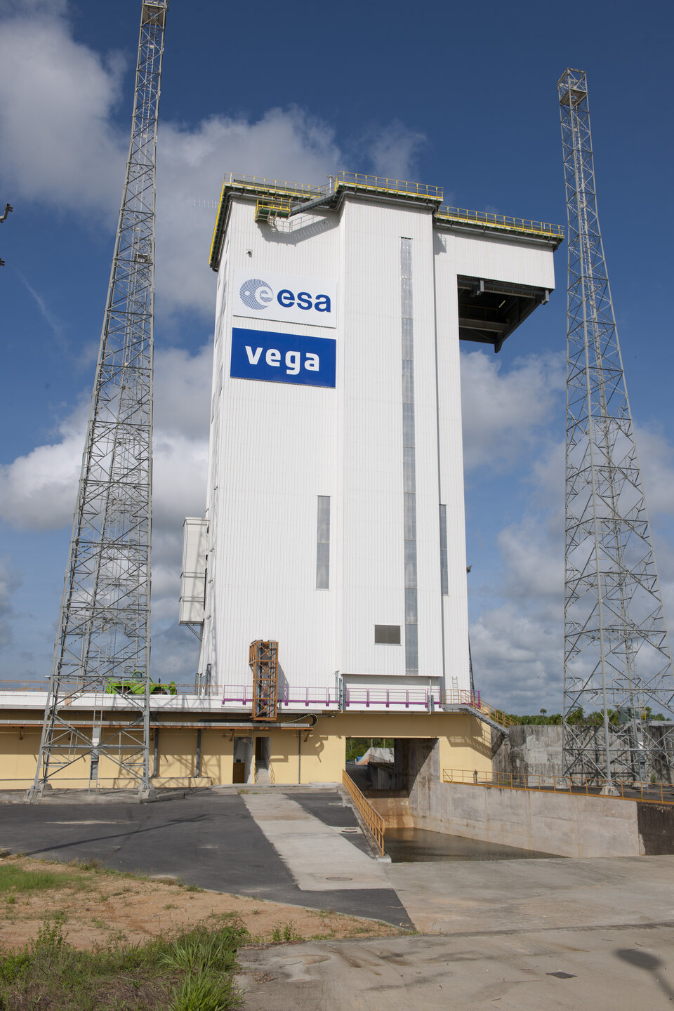 Torre móvil en la plataforma de lanzamiento de Vega