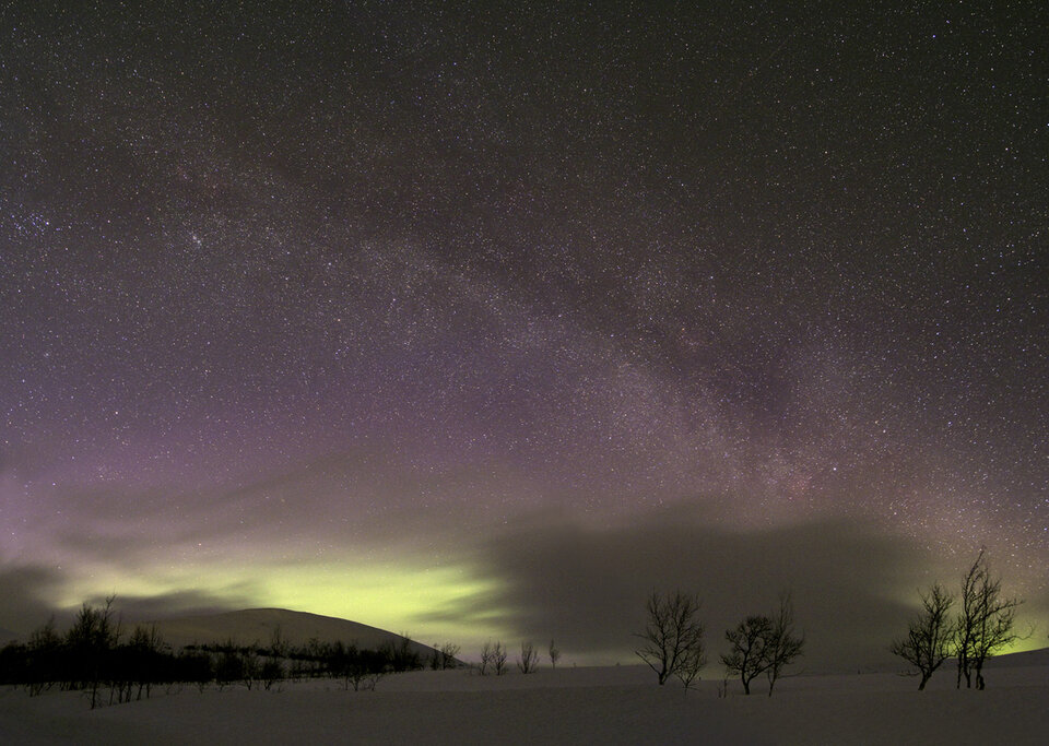 Vintergatan med ett svagt norrsken fotograferat i Tänndalen.