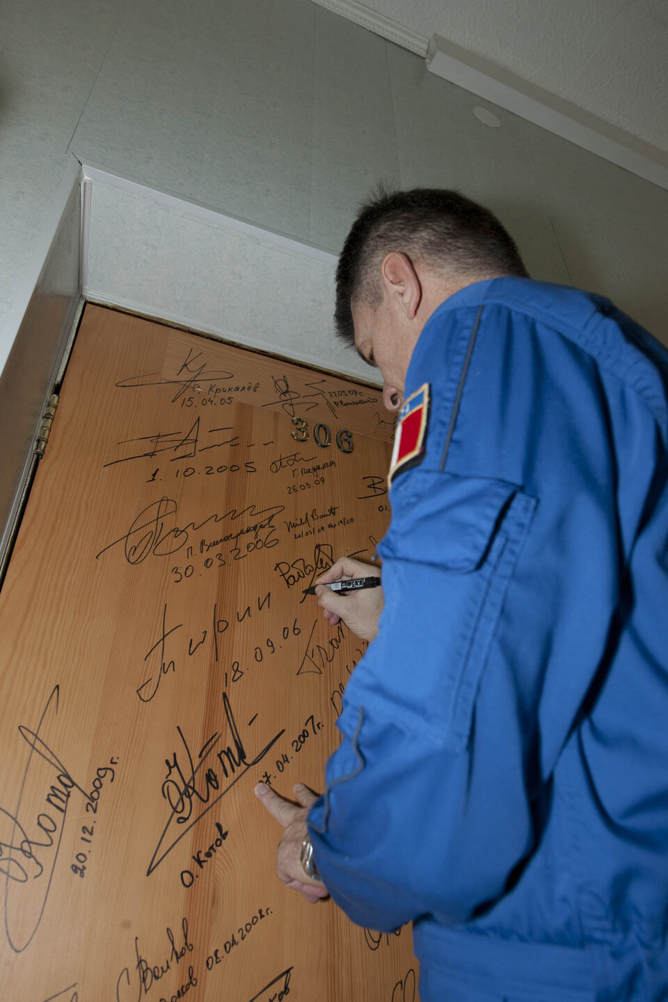 Paolo signe la porte de sa chambre