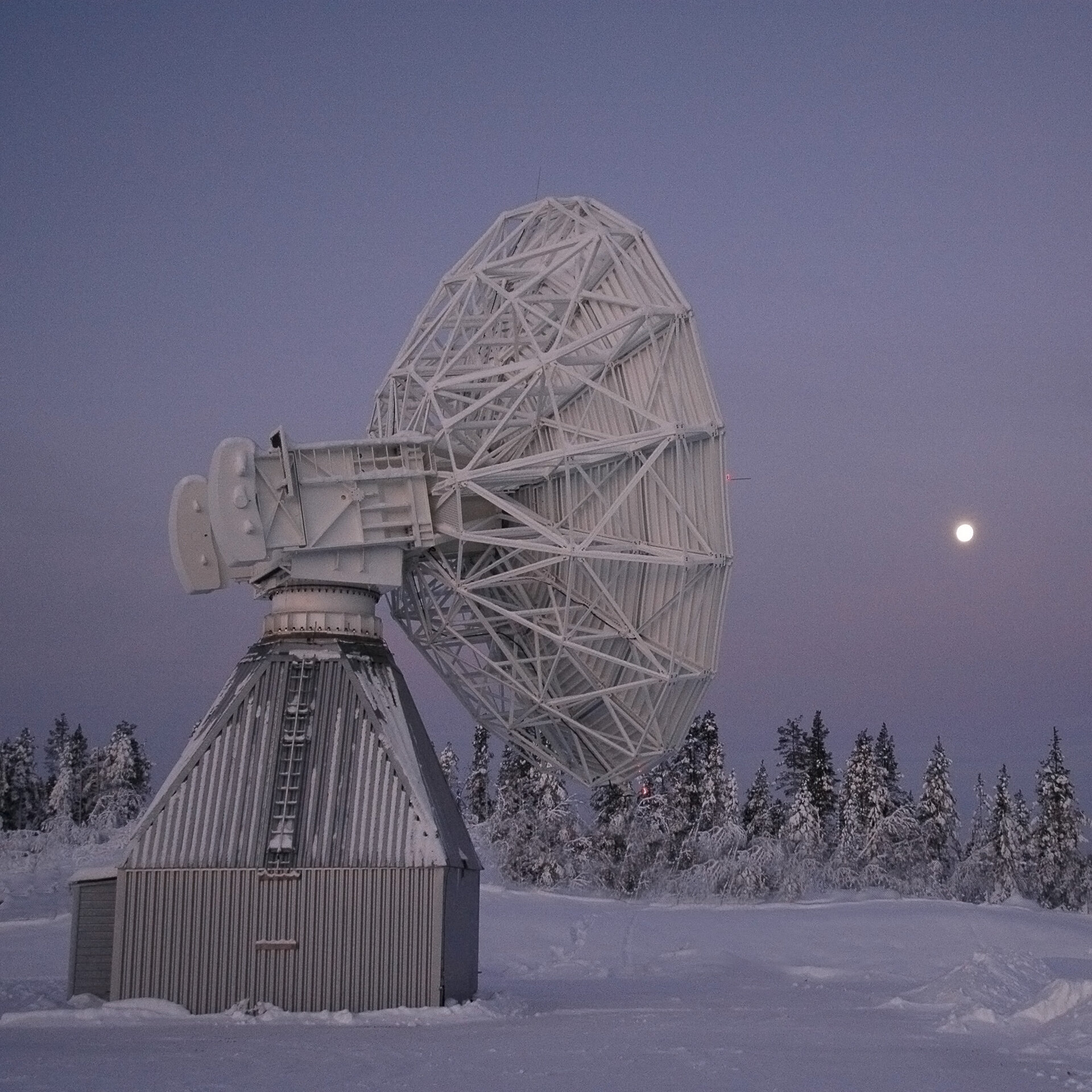 Galileo TTC antenna facing the Moon