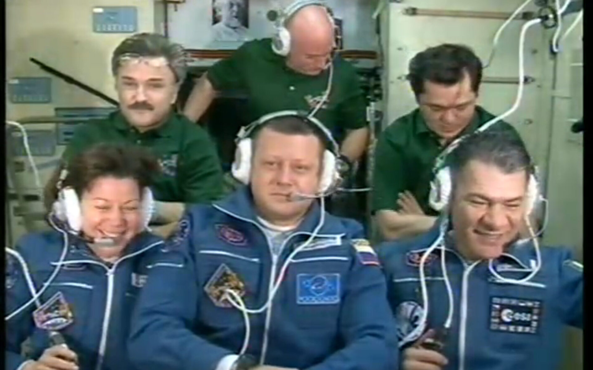 ESA-astronaut Paolo Nespoli (onderaan rechts) aan boord van het internationaal ruimtestation