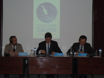 Pedro Duque y Jean François Clervoy en un momento del evento respondiendo a las preguntas de los estudiantes