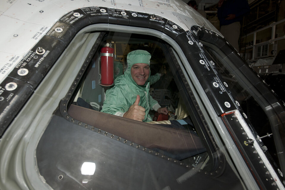 El piloto de la STS-134, Gregory Johnson, inspecciona las ventanas del Endeavour