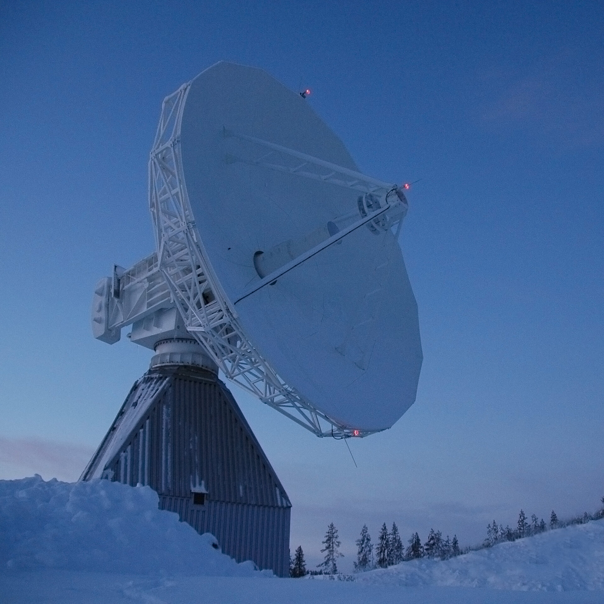 Vid Esrange finns en av de antenner som sköter telemetri, följning och styrning, TT&C, för Galileo.