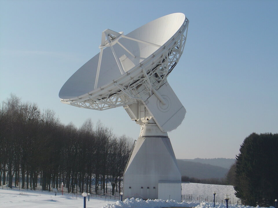 Komunikační anténa ve středisku ESA v Redu (Belgie).