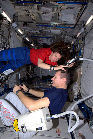 Cady Coleman gives Paolo Nespoli a haircut