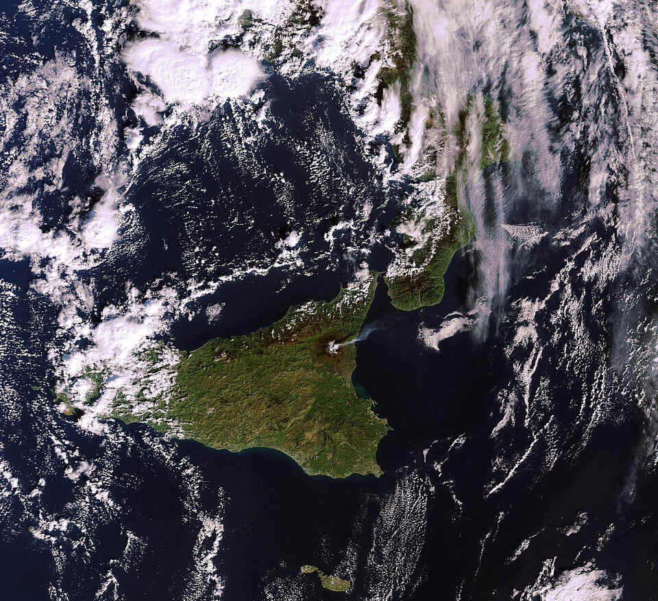 L'Etna visto dallo spazio il giorno prima dell'eruzione