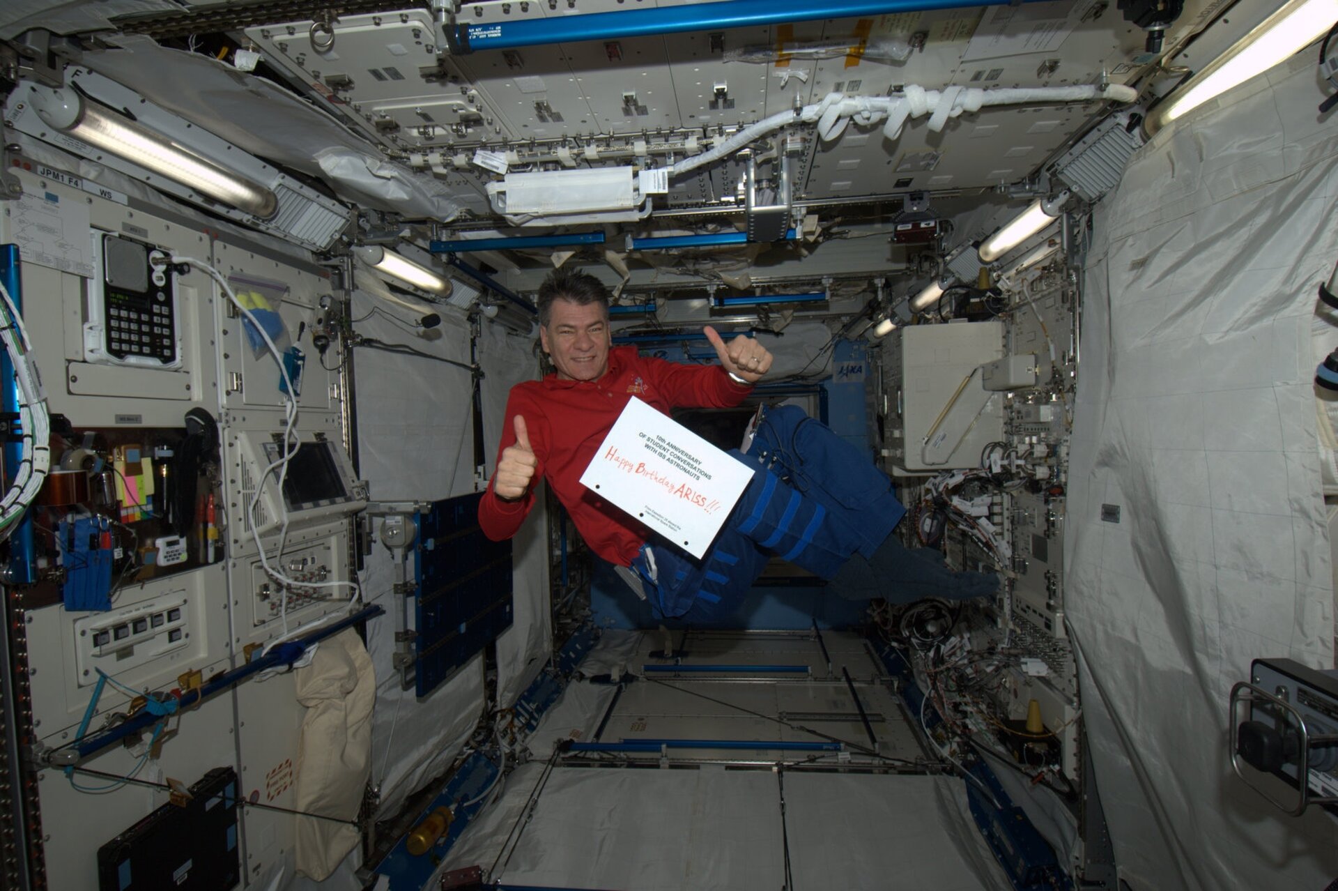 Paolo Nespoli a bordo della ISS festeggia l'ARISS