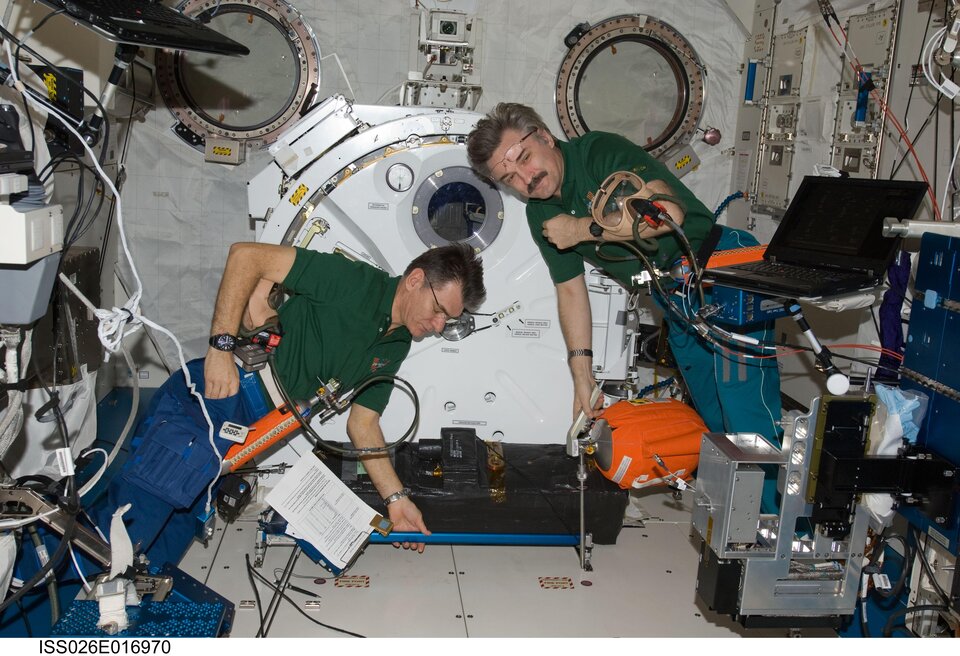 Paolo Nespoli a lavoro sulla ISS