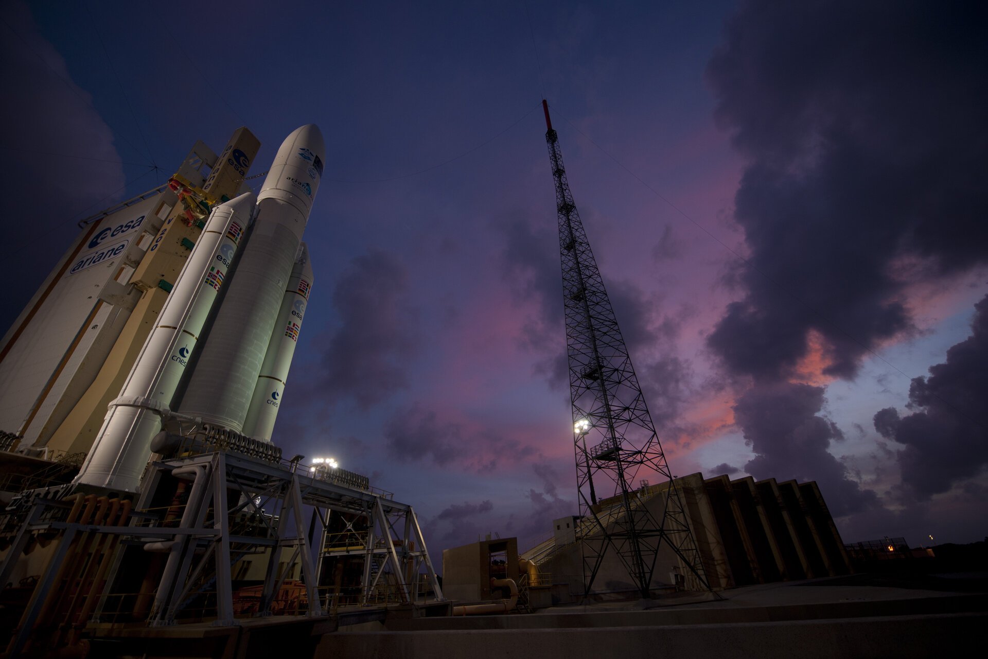 Ariane 5 løfteraketten er klar til at sende fragtfartøjet Johannes Kepler til vejrs.