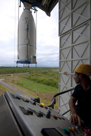 Hoisting of Vega's payload composite