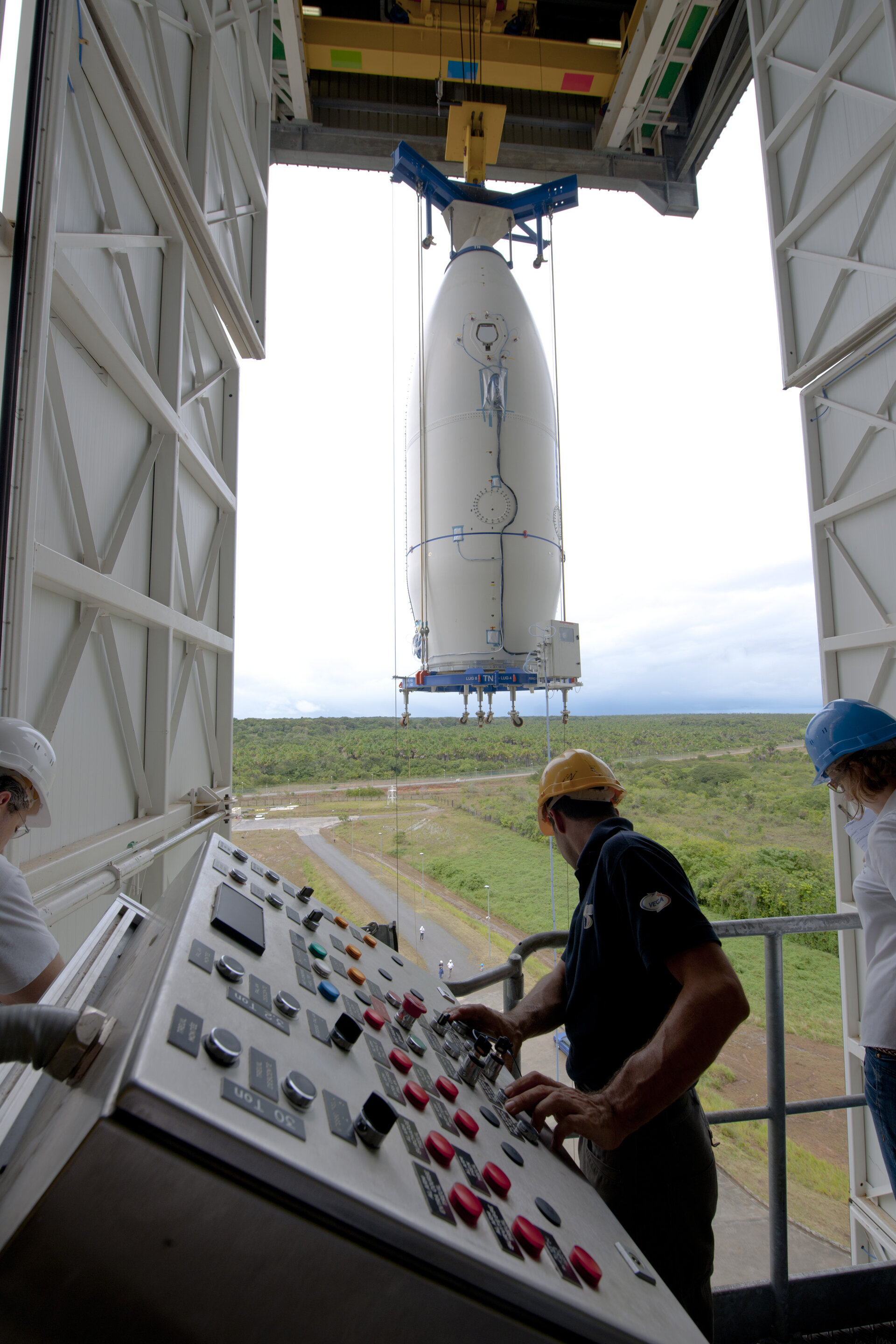 Hoisting of Vega's payload composite