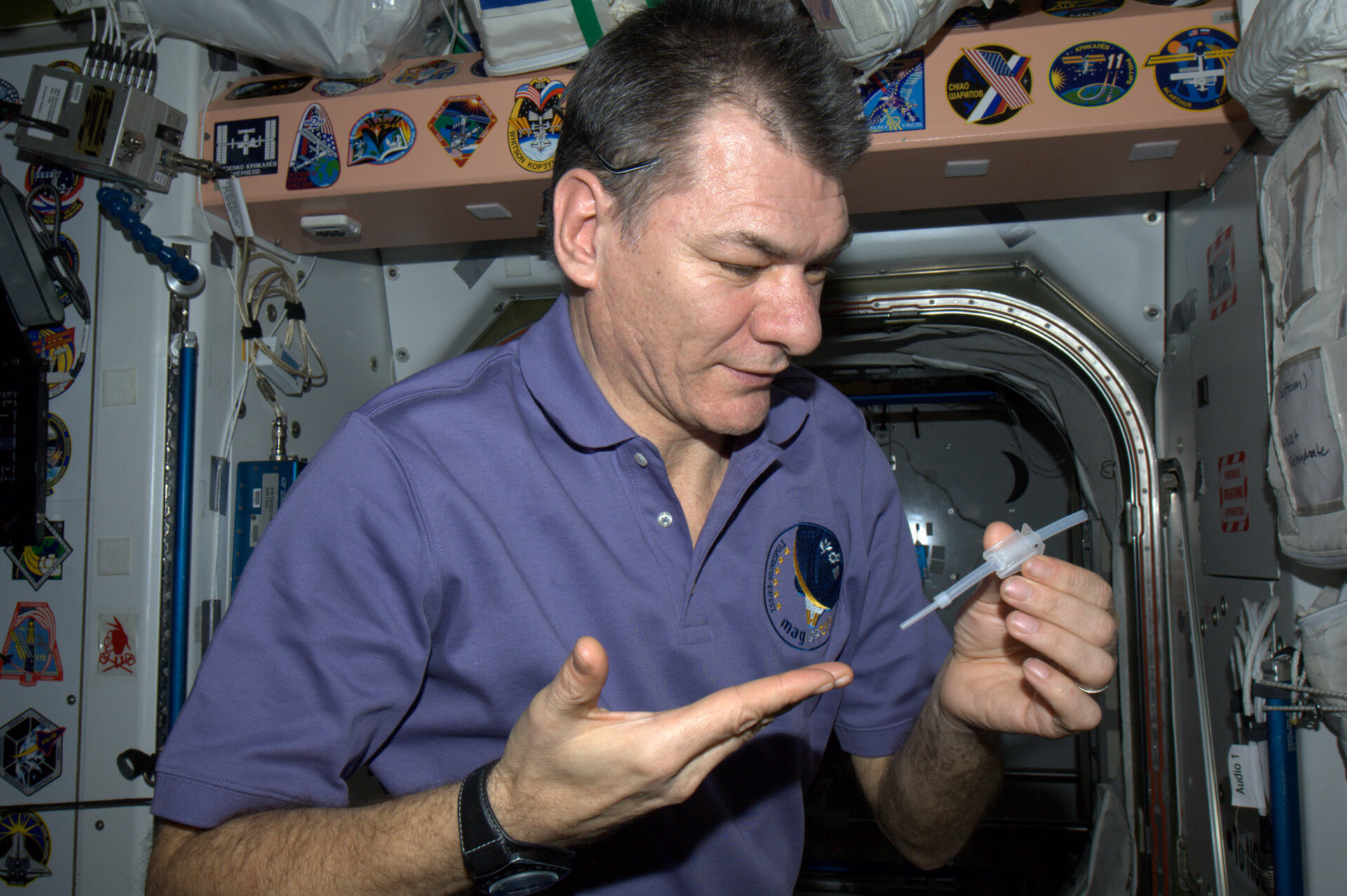 Paolo Nespoli mostra una cannuccia per bere sulla ISS